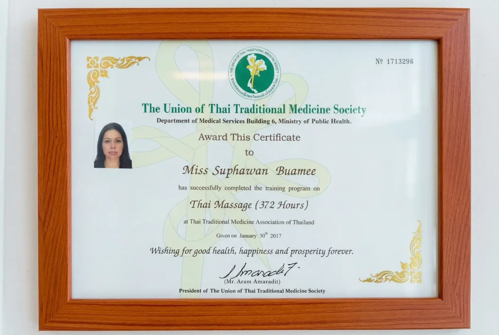 Certificado oficial de Masaje Tailandés de la Escuela Wat Po (Bangkok), garantía de técnica pura.