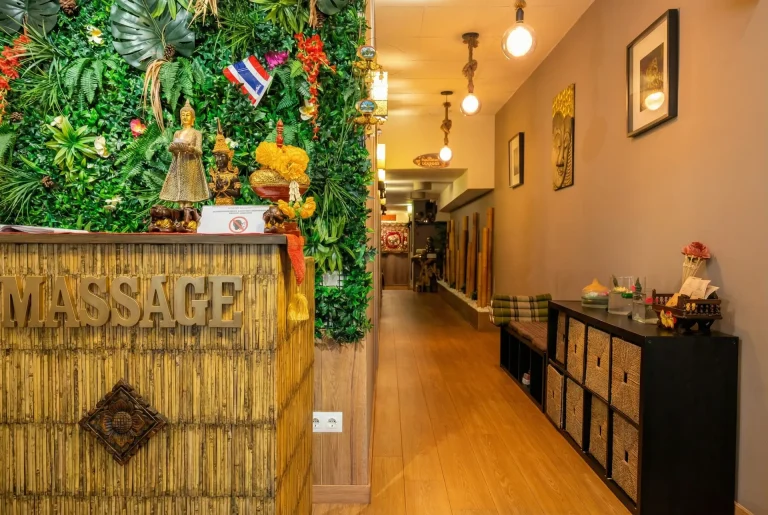 Interior de Bangkok Thai Massage, el centro de masaje en Barcelona con decoración auténtica en Sant Antoni.