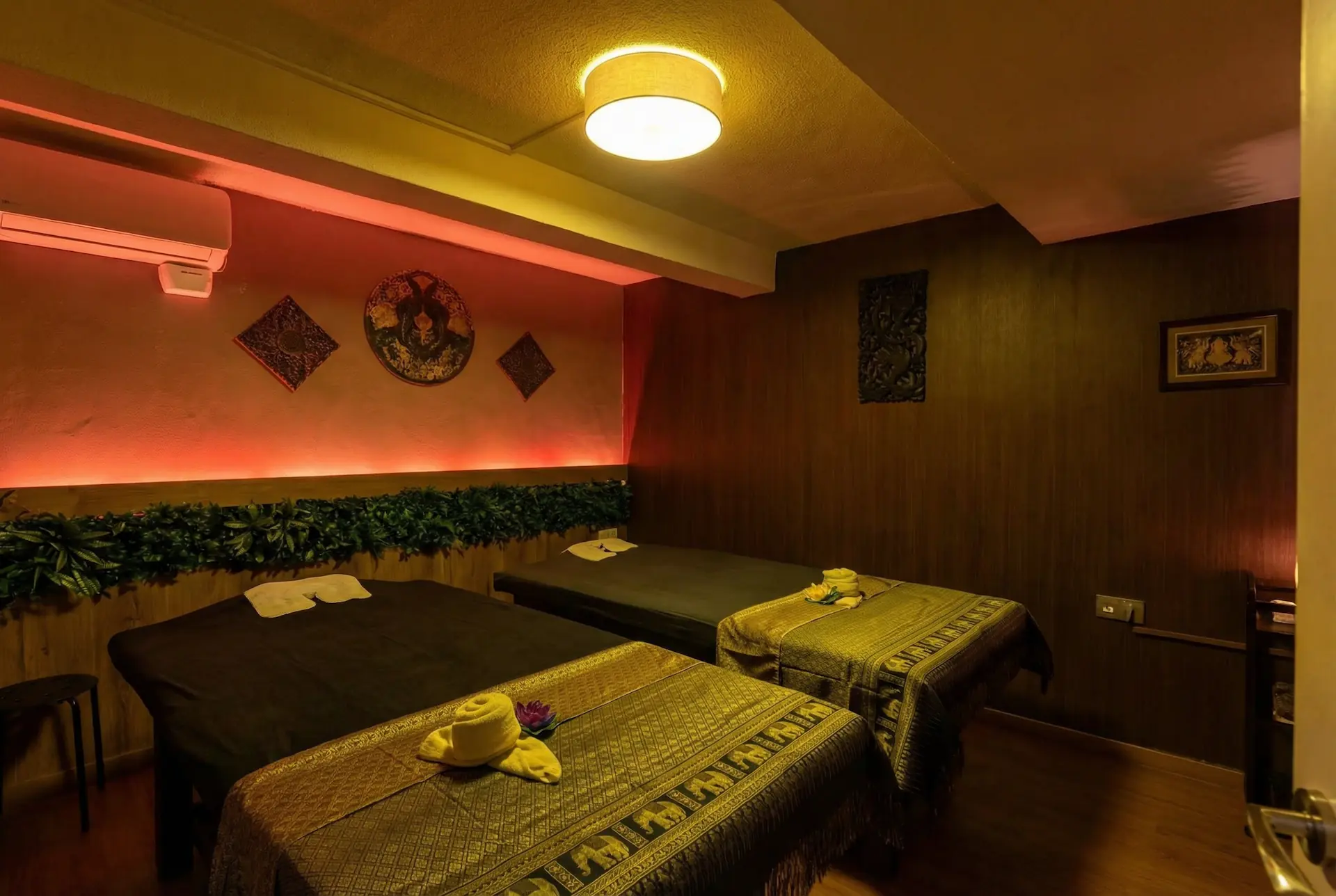 Sala doble para parejas y altar del ritual budista Theravada
