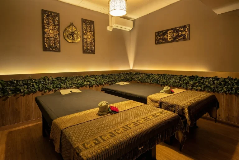 Cabina privada con camilla profesional en nuestro centro de masaje en Barcelona, barrio de Sant Antoni.