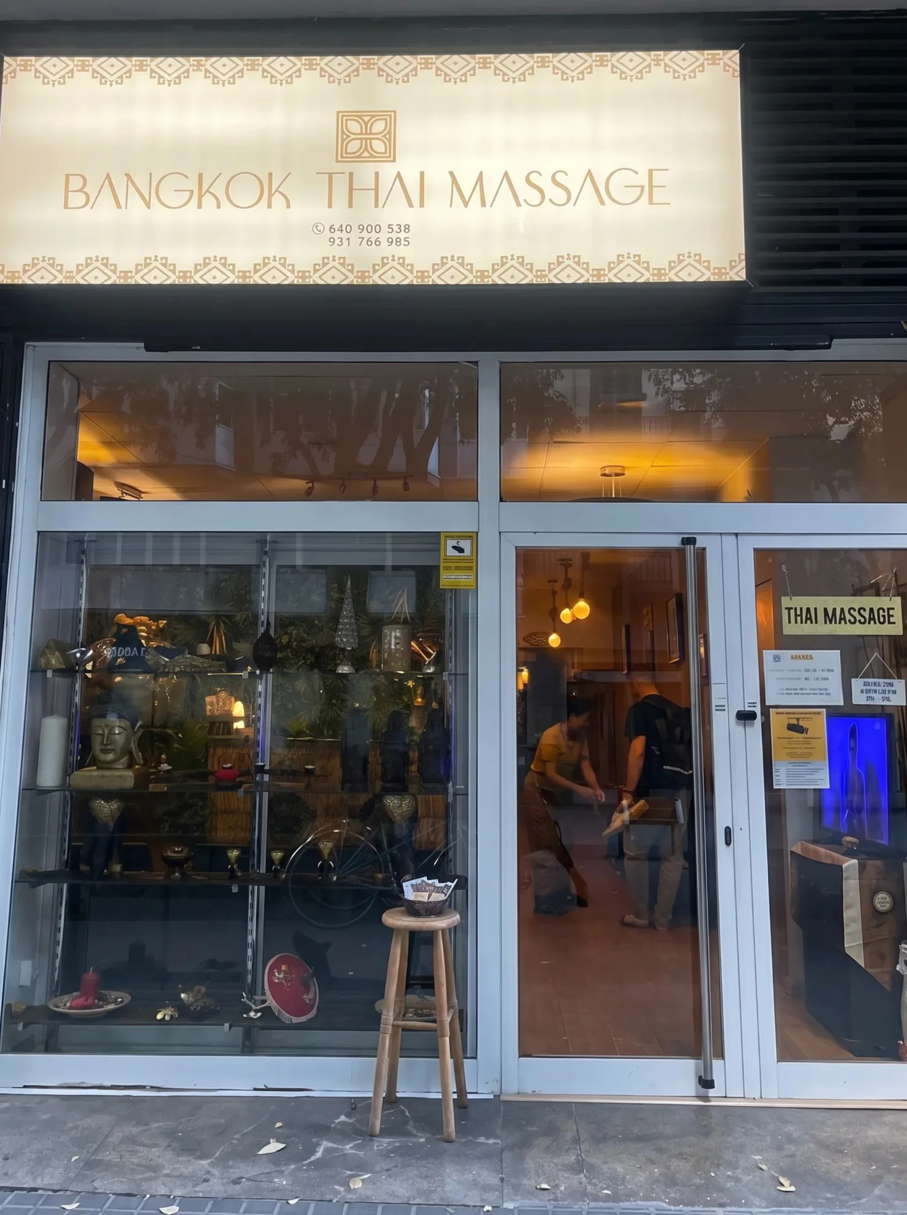 Fachada y entrada de Bangkok Thai Massage en Comte Borrell 64, Sant Antoni